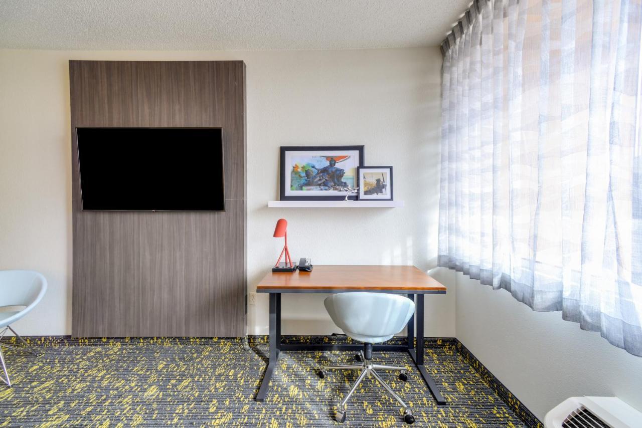 Saint Louis Airport Hotel Woodson Terrace Bagian luar foto